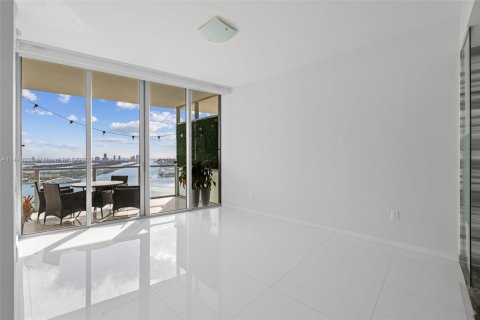 Condo in Miami, Florida, 2 bedrooms  № 1764926 - photo 16