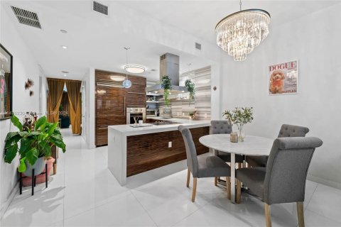 Condo in Miami, Florida, 2 bedrooms  № 1764926 - photo 11