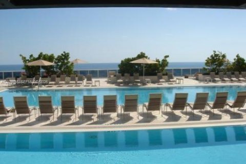 Condominio en alquiler en Hallandale Beach, Florida, 3 dormitorios, 145.95 m2 № 2145745 - foto 16