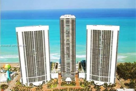Condominio en alquiler en Hallandale Beach, Florida, 3 dormitorios, 145.95 m2 № 2145745 - foto 14