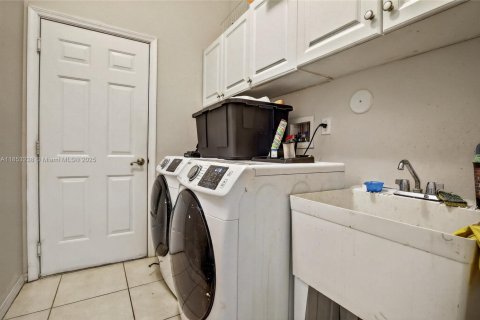 House in Weston, Florida 4 bedrooms, 201.78 sq.m. № 1874939 - photo 29