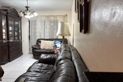 House in Lauderhill, Florida 2 bedrooms, 142.14 sq.m. № 2030959 - photo 11