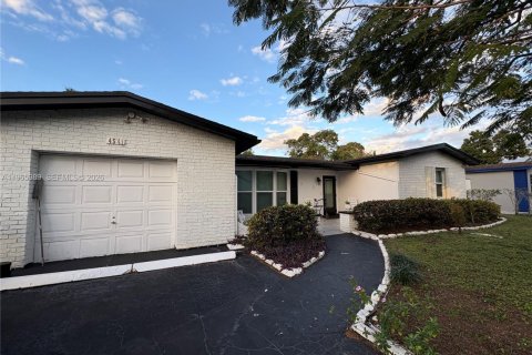 House in Lauderhill, Florida 2 bedrooms, 142.14 sq.m. № 2030959