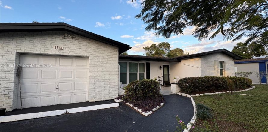 House in Lauderhill, Florida 2 bedrooms, 142.14 sq.m. № 2030959