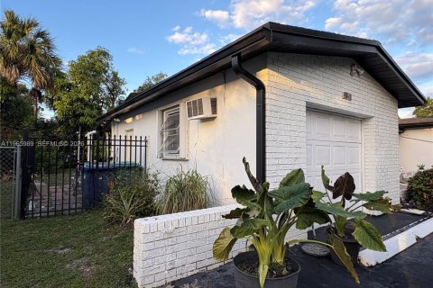 House in Lauderhill, Florida 2 bedrooms, 142.14 sq.m. № 2030959 - photo 6