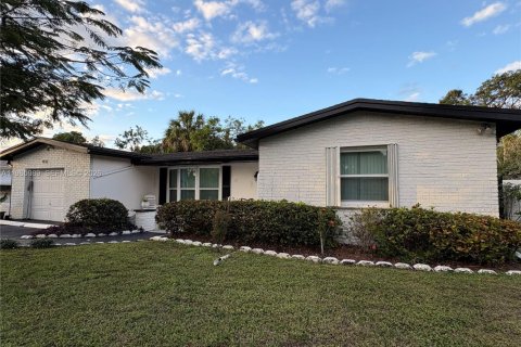 House in Lauderhill, Florida 2 bedrooms, 142.14 sq.m. № 2030959 - photo 2