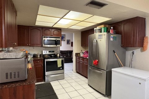 House in Lauderhill, Florida 2 bedrooms, 142.14 sq.m. № 2030959 - photo 16