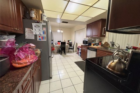 House in Lauderhill, Florida 2 bedrooms, 142.14 sq.m. № 2030959 - photo 14