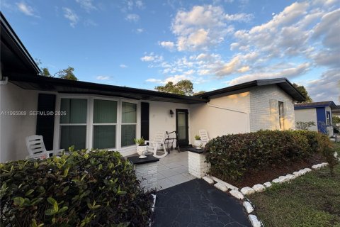 House in Lauderhill, Florida 2 bedrooms, 142.14 sq.m. № 2030959 - photo 5