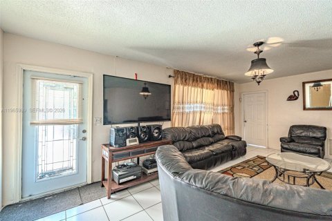 Casa en venta en Lauderhill, Florida, 2 dormitorios, 142.14 m2 № 2030959 - foto 17