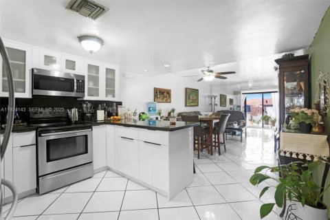 Condominio en venta en Hialeah, Florida, 2 dormitorios, 76.09 m2 № 2076972 - foto 5