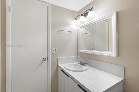 Condominio en venta en Hialeah, Florida, 2 dormitorios, 76.09 m2 № 2076972 - foto 28