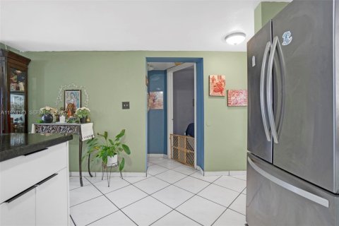 Condominio en venta en Hialeah, Florida, 2 dormitorios, 76.09 m2 № 2076972 - foto 9