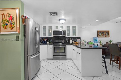 Condominio en venta en Hialeah, Florida, 2 dormitorios, 76.09 m2 № 2076972 - foto 6