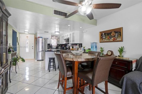 Condominio en venta en Hialeah, Florida, 2 dormitorios, 76.09 m2 № 2076972 - foto 15