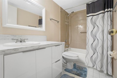 Condominio en venta en Hialeah, Florida, 2 dormitorios, 76.09 m2 № 2076972 - foto 23