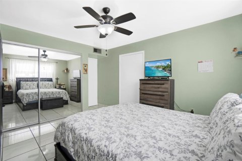 Condominio en venta en Hialeah, Florida, 2 dormitorios, 76.09 m2 № 2076972 - foto 20