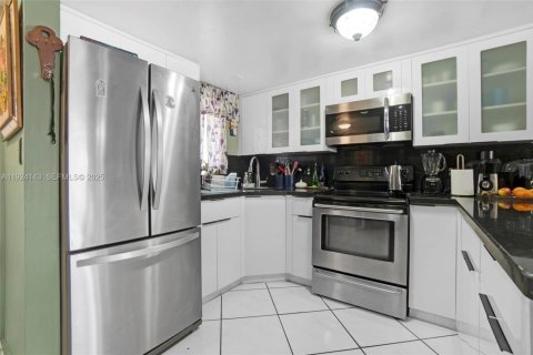 Condominio en venta en Hialeah, Florida, 2 dormitorios, 76.09 m2 № 2076972 - foto 7