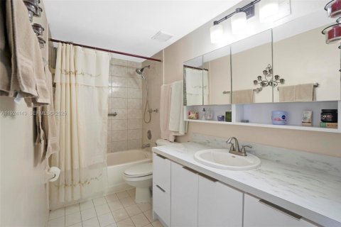 Condominio en venta en Hialeah, Florida, 2 dormitorios, 76.09 m2 № 2076972 - foto 29