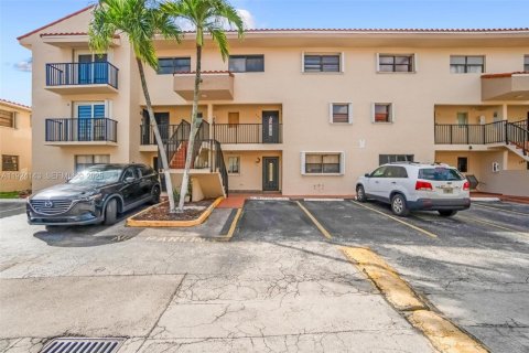 Condominio en venta en Hialeah, Florida, 2 dormitorios, 76.09 m2 № 2076972 - foto 2