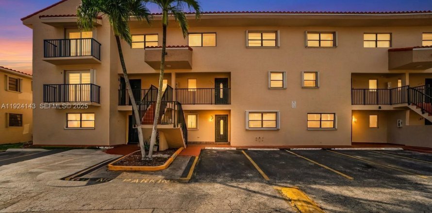 Condominio en Hialeah, Florida, 2 dormitorios № 2076972