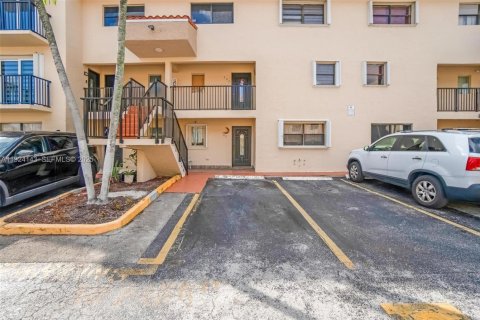 Condominio en venta en Hialeah, Florida, 2 dormitorios, 76.09 m2 № 2076972 - foto 3