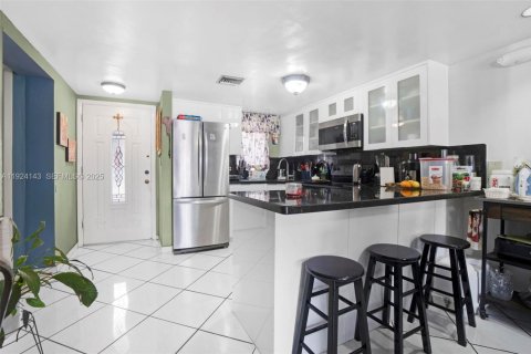 Condominio en venta en Hialeah, Florida, 2 dormitorios, 76.09 m2 № 2076972 - foto 12
