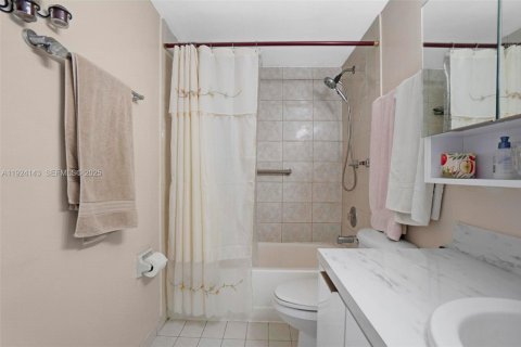Condominio en venta en Hialeah, Florida, 2 dormitorios, 76.09 m2 № 2076972 - foto 30
