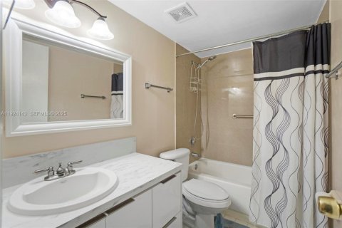 Condominio en venta en Hialeah, Florida, 2 dormitorios, 76.09 m2 № 2076972 - foto 22