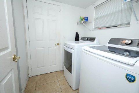 House in Apopka, Florida 3 bedrooms, 177.63 sq.m. № 2403669 - photo 18