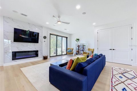 Touwnhouse à vendre à Tampa, Floride: 4 chambres, 249.54 m2 № 2377617 - photo 5