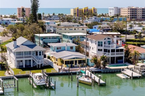 House in Treasure Island, Florida 2 bedrooms, 111.48 sq.m. № 2354573