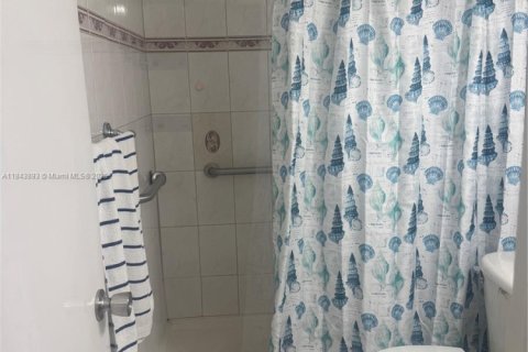 Condo in Hialeah, Florida, 2 bedrooms  № 1839402 - photo 9