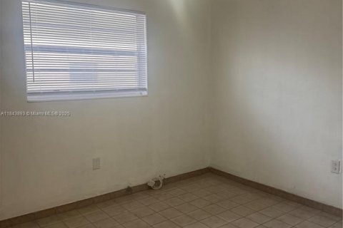 Condo in Hialeah, Florida, 2 bedrooms  № 1839402 - photo 7