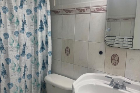 Condo in Hialeah, Florida, 2 bedrooms  № 1839402 - photo 8