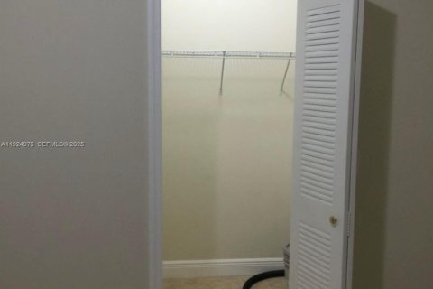 Снять в аренду виллу или дом в Хайалиа, Флорида 3 спальни, 167.22м2, № 1987951 - фото 12