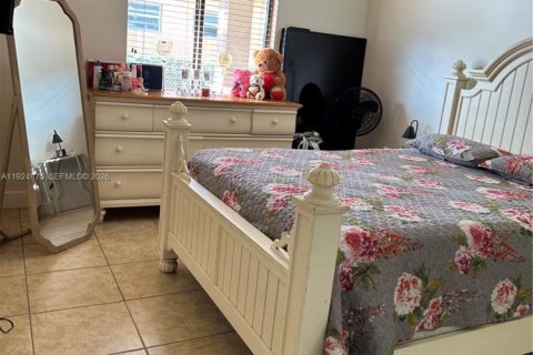 Villa ou maison à louer à Hialeah, Floride: 3 chambres, 167.22 m2 № 1987951 - photo 18