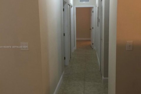 Снять в аренду виллу или дом в Хайалиа, Флорида 3 спальни, 167.22м2, № 1987951 - фото 6