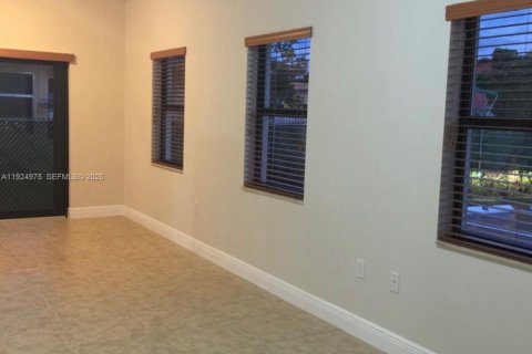 Снять в аренду виллу или дом в Хайалиа, Флорида 3 спальни, 167.22м2, № 1987951 - фото 4
