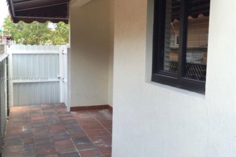 Снять в аренду виллу или дом в Хайалиа, Флорида 3 спальни, 167.22м2, № 1987951 - фото 2