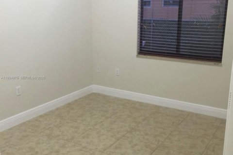 Снять в аренду виллу или дом в Хайалиа, Флорида 3 спальни, 167.22м2, № 1987951 - фото 11