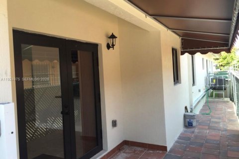Villa ou maison à louer à Hialeah, Floride: 3 chambres, 167.22 m2 № 1987951 - photo 19
