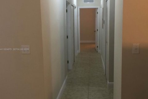 Снять в аренду виллу или дом в Хайалиа, Флорида 3 спальни, 167.22м2, № 1987951 - фото 9