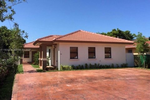 Снять в аренду виллу или дом в Хайалиа, Флорида 3 спальни, 167.22м2, № 1987951 - фото 1