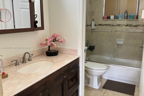 Villa ou maison à louer à Hialeah, Floride: 3 chambres, 167.22 m2 № 1987951 - photo 17
