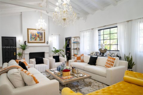 House in Miami Beach, Florida 5 bedrooms, 327.2 sq.m. № 1895944 - photo 1