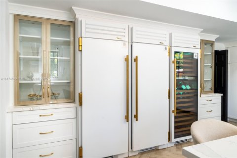 House in Miami Beach, Florida 5 bedrooms, 327.2 sq.m. № 1895944 - photo 15