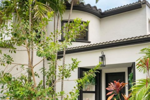 House in Miami Beach, Florida 5 bedrooms, 327.2 sq.m. № 1895944 - photo 3
