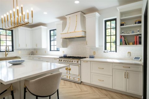 House in Miami Beach, Florida 5 bedrooms, 327.2 sq.m. № 1895944 - photo 14