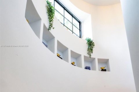 House in Miami Beach, Florida 5 bedrooms, 327.2 sq.m. № 1895944 - photo 24